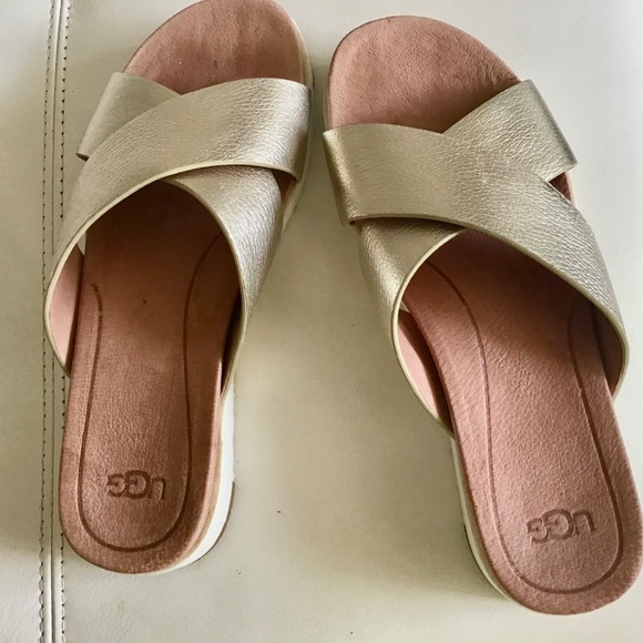 UGG Kari Sandal - Picture 1 of 10